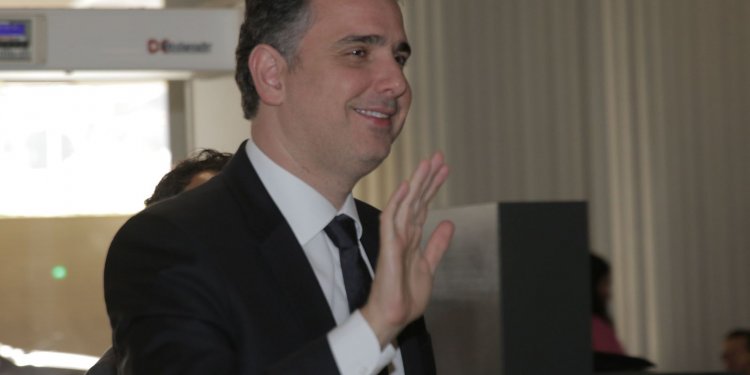 Presidente do Senado felicita Moraes por assumir comando do TSE