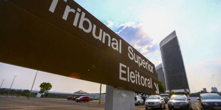 Ministra do TSE manda retirar vídeo da CUT desfavorável a Bolsonaro