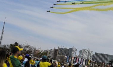 Desfile em comemoração ao Bicentenário reúne multidão na Esplanada