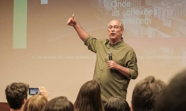 Ciro Gomes critica "voto útil" e visita comitê de campanha
