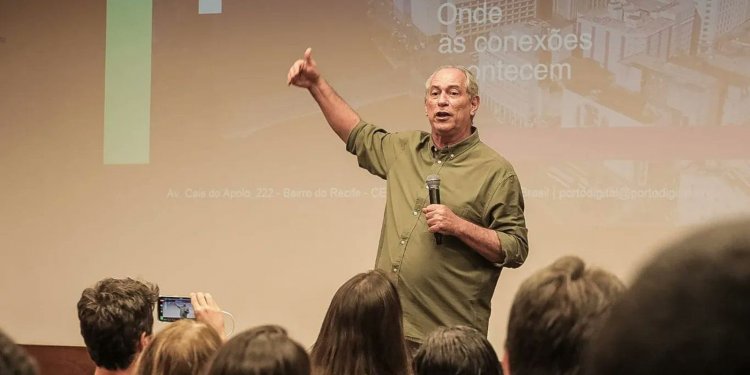 Ciro Gomes critica "voto útil" e visita comitê de campanha