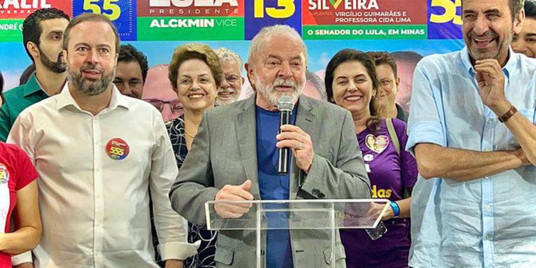 Lula diz que Brasil precisa voltar a ser um país industrializado