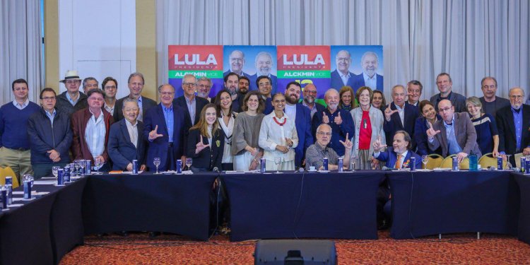 Lula recebe apoio de personalidades da sociedade civil