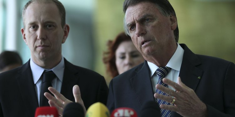 Prefeitos de Manaus e Sorocaba prestam apoio a Bolsonaro