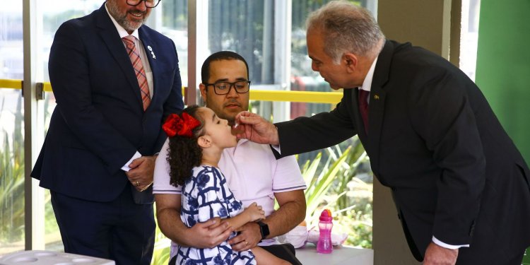 Ministro faz novo apelo para vacinação de crianças contra a pólio