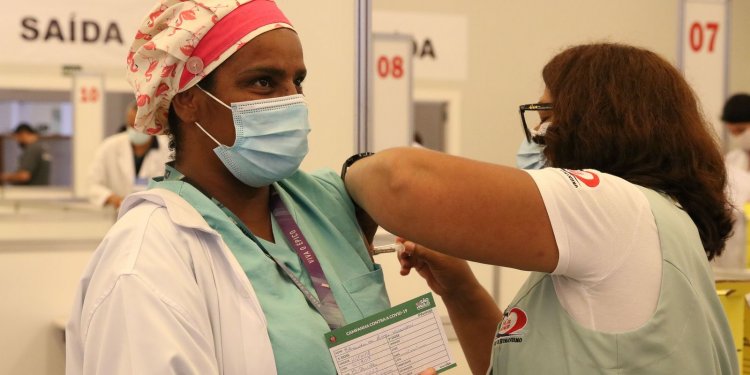 Brasil registra em 24 horas mais 6 mil casos e 44 mortes por covid-19