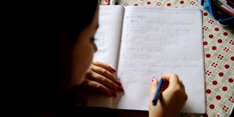 Veículos da EBC transmitem Caiu no Enem com a correção das provas