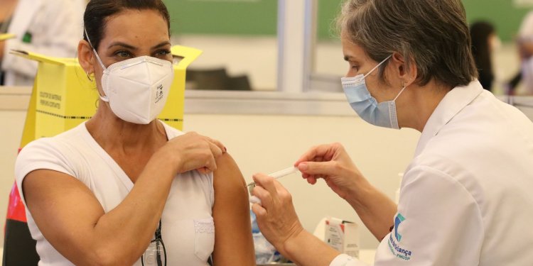 Brasil registra 4 mortes por covid-19 e 994 casos em 24 horas