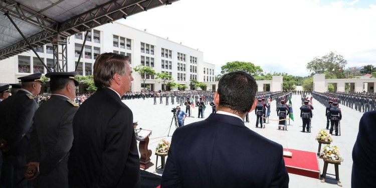 Presidente Bolsonaro participa de formatura de cadetes na Aman