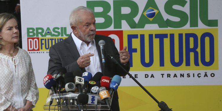 Exames de Lula estão dentro da normalidade, diz boletim médico