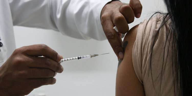 Brasil tem 33,9 mil novos casos e 100 óbitos por covid-19