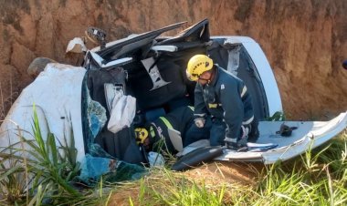 Bombeiros salvam mulher que ficou presa no veículo após capotamento na Rodovia MG 447 em Visconde do Rio Branco