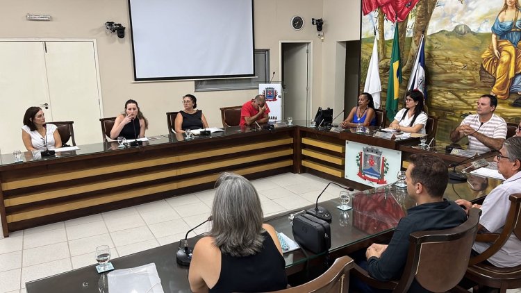 Vereadora Aline à frente da Comissão de Saúde da Câmara discute sobre a Rede de Atenção à Saúde Mental em Ubá