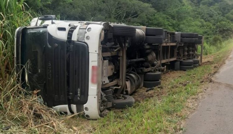 Duas pessoas são presas por saque a carreta tombada em Leopoldina