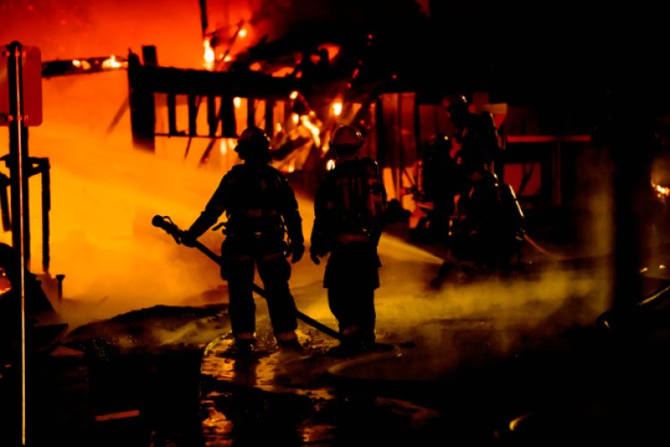 Bombeiros combatem incêndio em residência no bairro Santa Luzia
