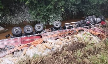 Carreta com farinha de trigo tomba na BR-116 em Leopoldina