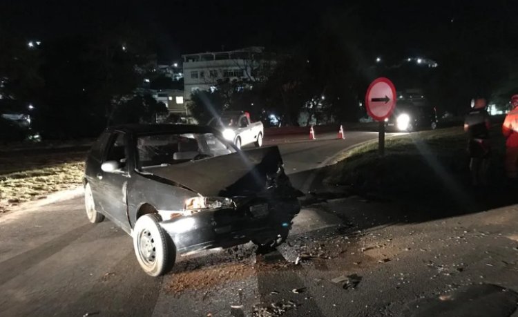 Dois ficam feridos em acidente no trevo do pórtico em Leopoldina