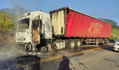 Muriaé: Carreta carregada de cerveja pega fogo na BR-356