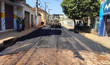 Prefeitura de Ubá inicia asfaltamento da rua Cel. Júlio Soares