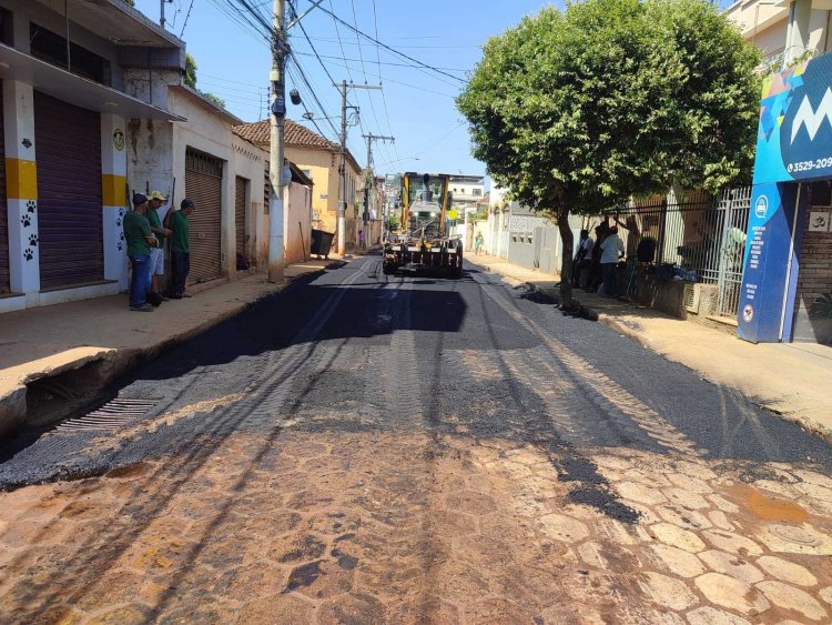 Prefeitura de Ubá inicia asfaltamento da rua Cel. Júlio Soares