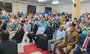 Sessão solene de entrega dos títulos  de  Cidadania Honorária de Ubá e da  Comenda Ary Barroso