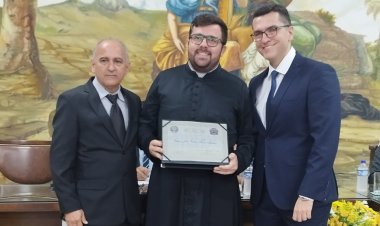 Padre João Victor Melo Martins recebe título de Cidadania Honorária de Ubá
