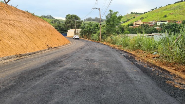 Prefeitura de Ubá asfalta rua no bairro Agroceres
