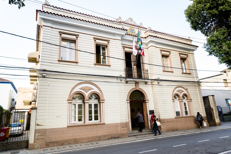 Prefeito Edson recebe projeto de restauração do Paço Municipal de Ubá