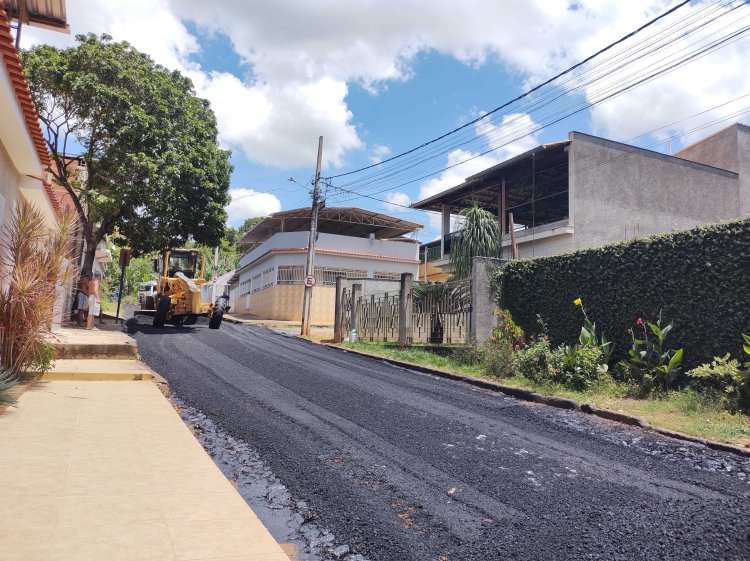 Prefeitura de Ubá asfalta ruas no Santa Bernadete
