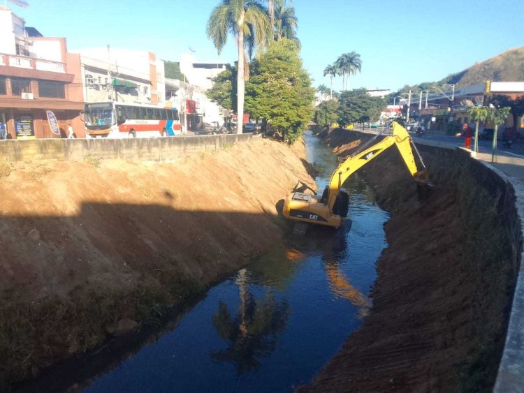 Prefeitura realiza limpeza do Ribeirão Ubá na Beira-Rio