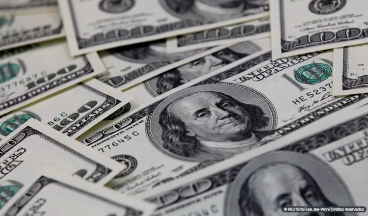 Dólar sobe para R$ 5,46 e fecha no maior nível do governo Lula