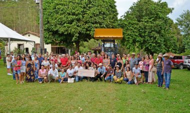 Prefeitura de Ubá realiza pagamento do PSA e entrega retroescavadeira para produtores rurais