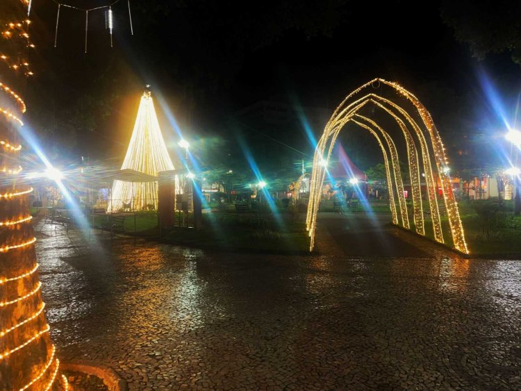Ubá: Praça São Januário recebe iluminação e decoração natalina