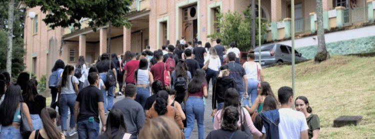 Prova de conhecimentos gerais do Vestibular UEMG 2025 será aplicada no domingo (12/1)