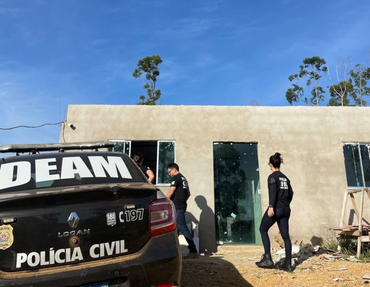 PCMG cumpre buscas na casa de suspeita de negociar bebê em Muriaé