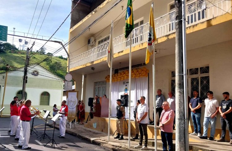 Tradicional hasteamento da bandeira marca as comemorações dos 86 anos de Guiricema