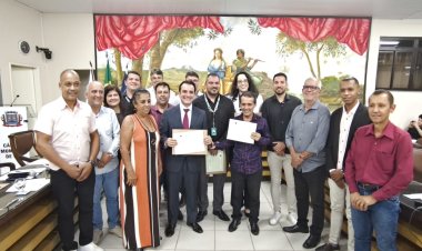 Vereador Gilson Fazolla entrega Moção de Congratulações à UNIFAGOC