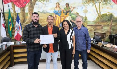 Moção de Aplausos ao Núcleo do Câncer de Ubá é entregue pelo vereador Renato Vieira durante reunião da Câmara