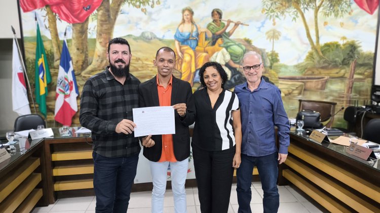 Moção de Aplausos ao Núcleo do Câncer de Ubá é entregue pelo vereador Renato Vieira durante reunião da Câmara