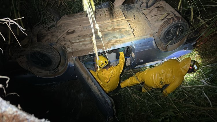 Veículo bate em barreira de proteção e cai em córrego na Barrinha