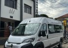 Senador Firmino investe na saúde e adquire van acessível para transporte de pacientes